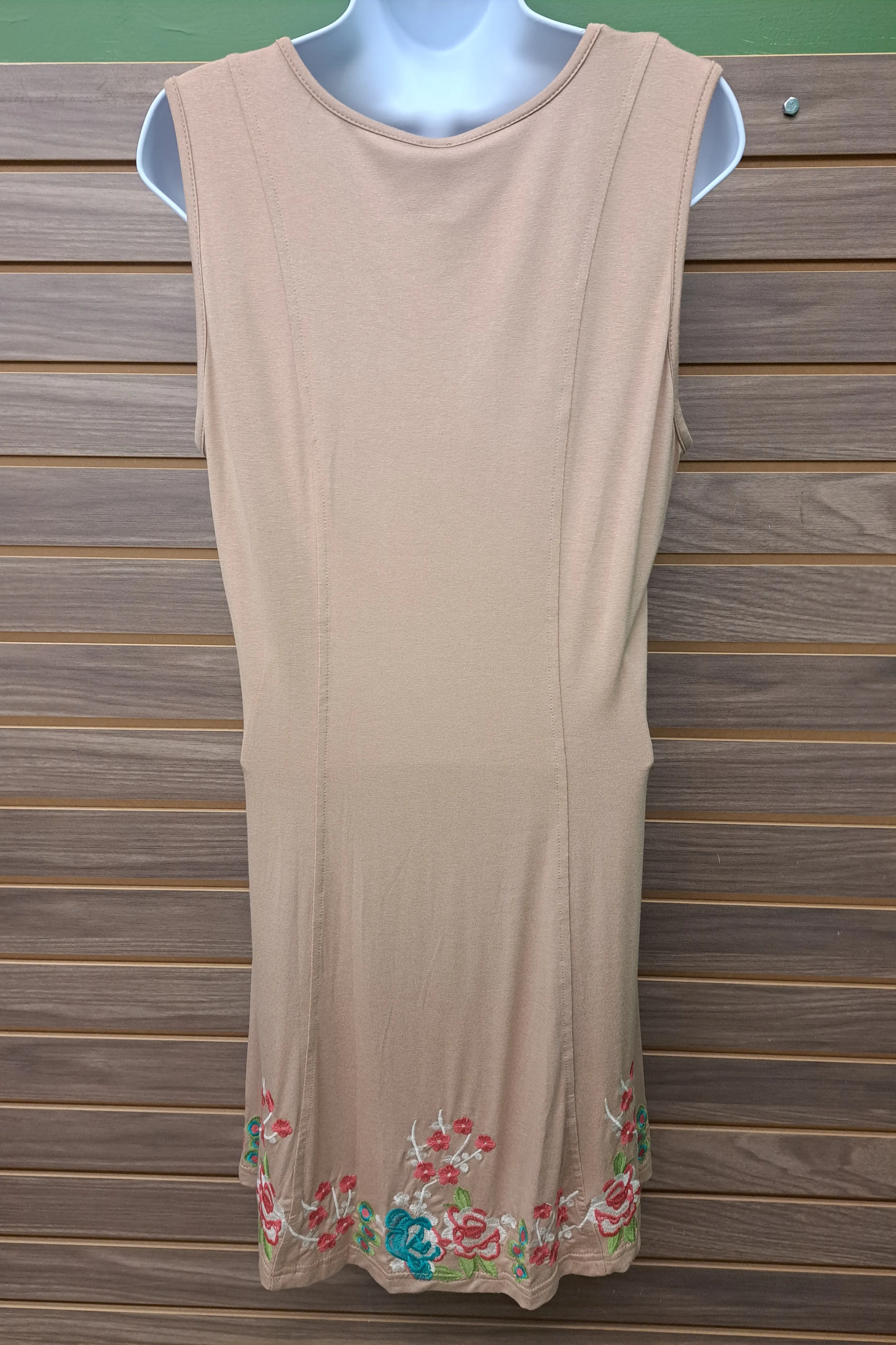 EmbroideRed sleeveless dress